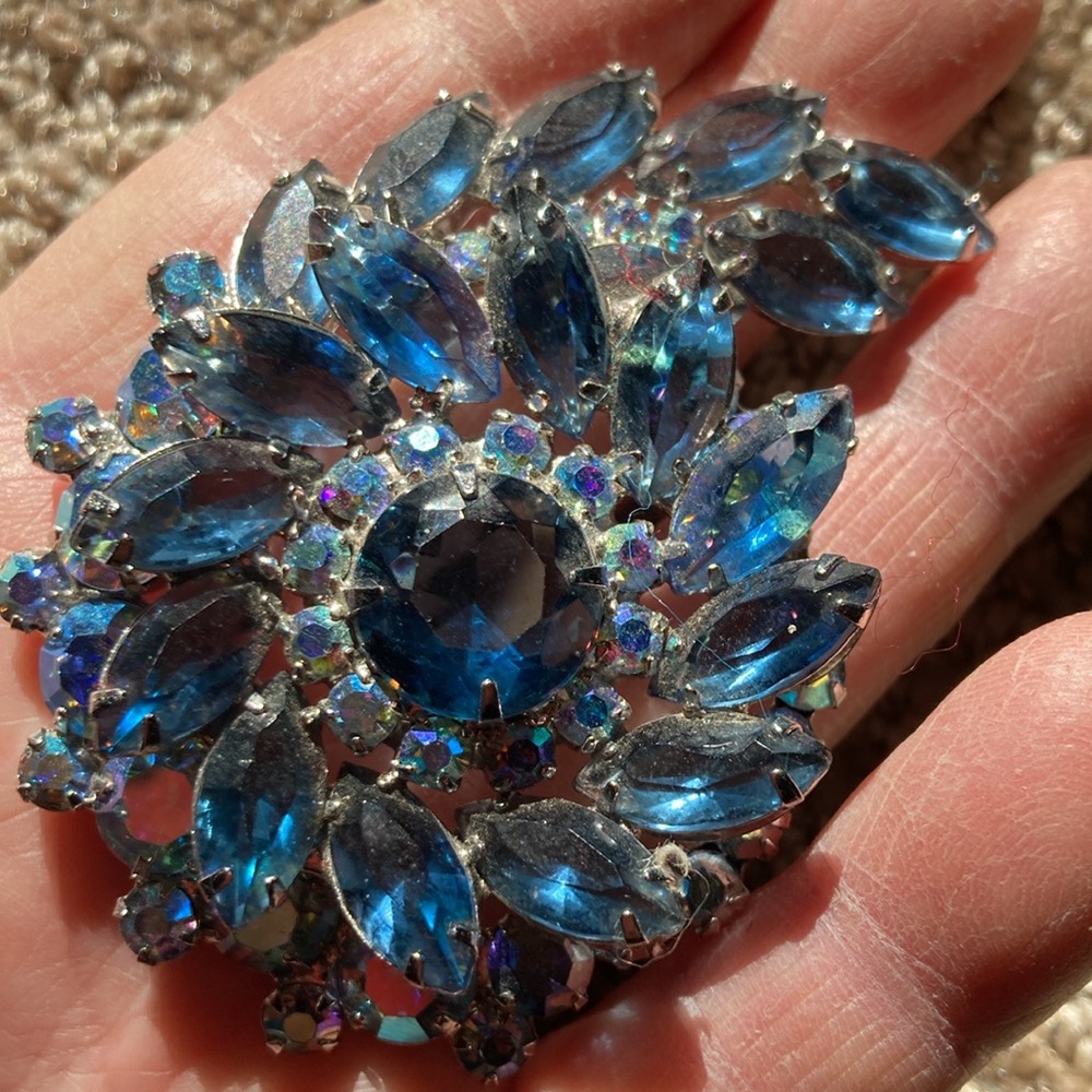Vintage Gorgeous Blue rhinestone, AB Rhinestones Silver Tone Brooch/Pin, ER’s - Picture 6 of 8